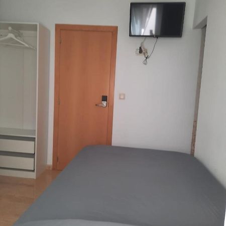 Single Room In My Apartment At The Beach Валенсия Екстериор снимка