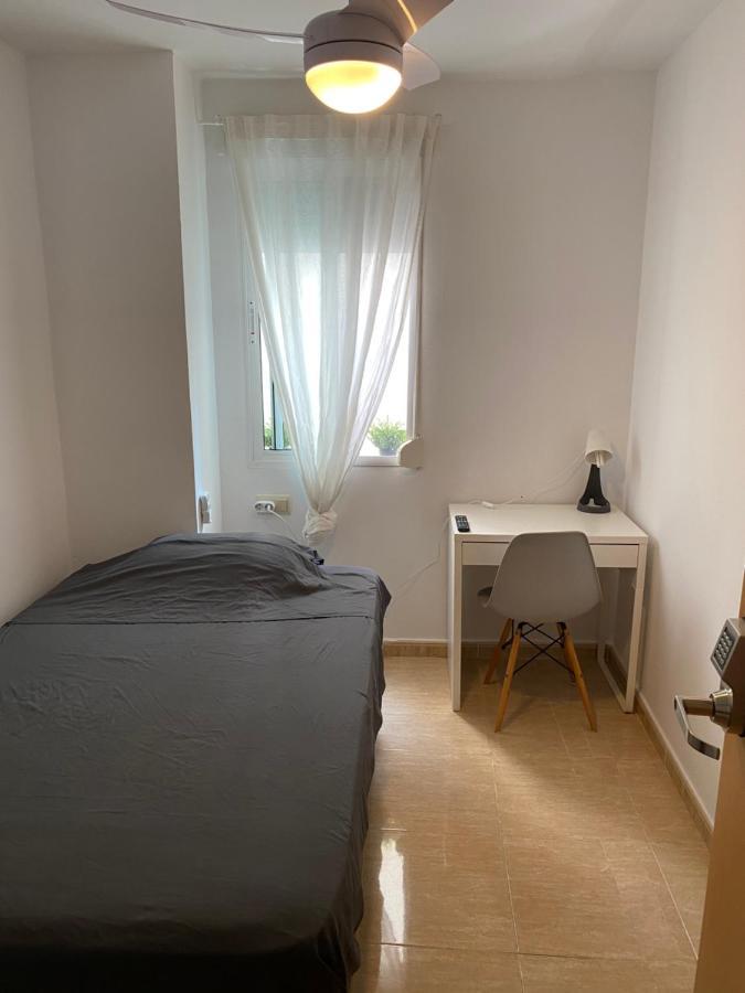 Single Room In My Apartment At The Beach Валенсия Екстериор снимка
