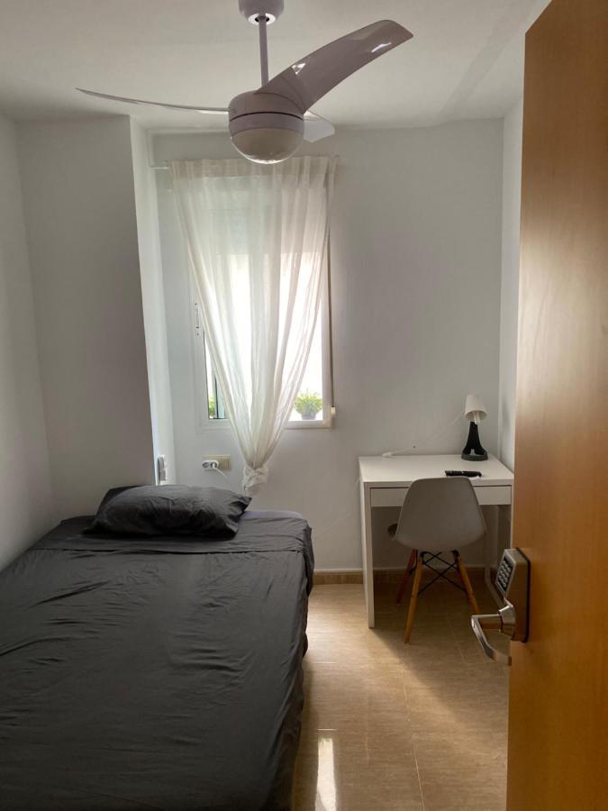 Single Room In My Apartment At The Beach Валенсия Екстериор снимка