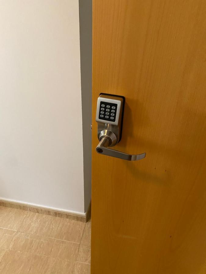 Single Room In My Apartment At The Beach Валенсия Екстериор снимка