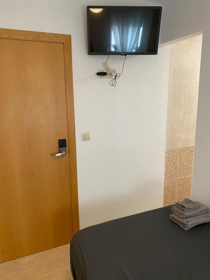 Single Room In My Apartment At The Beach Валенсия Екстериор снимка