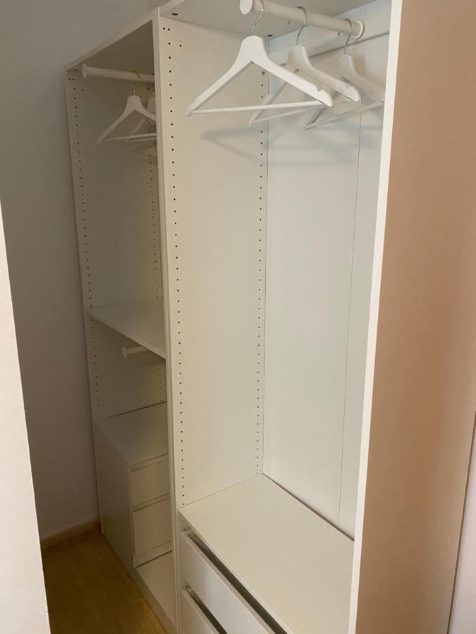 Single Room In My Apartment At The Beach Валенсия Екстериор снимка