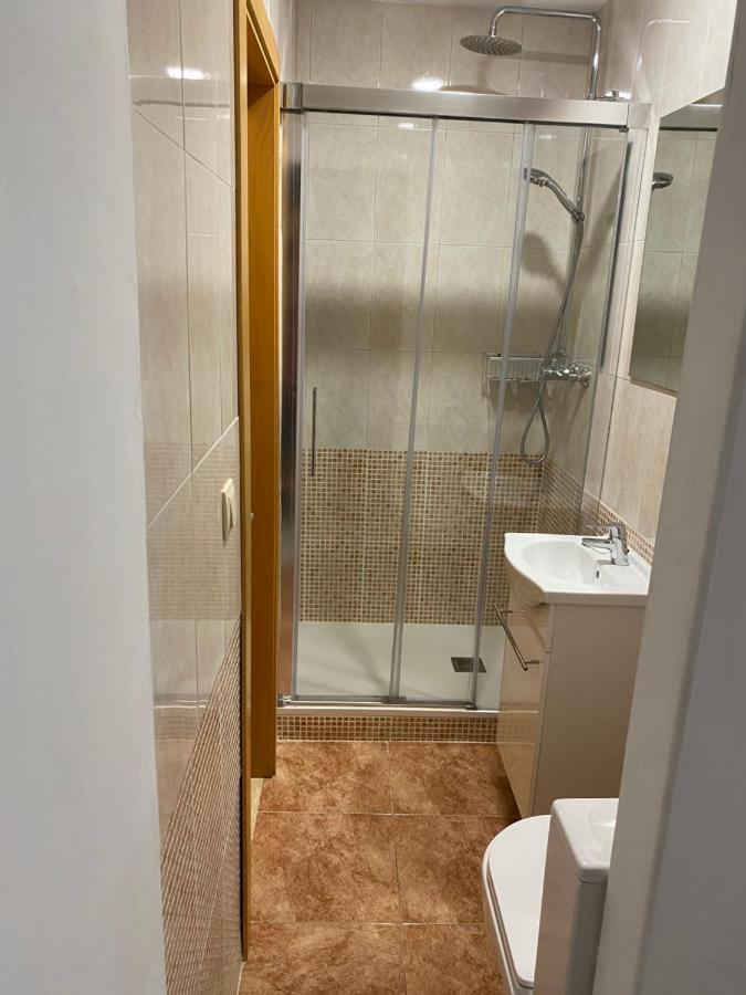 Single Room In My Apartment At The Beach Валенсия Екстериор снимка