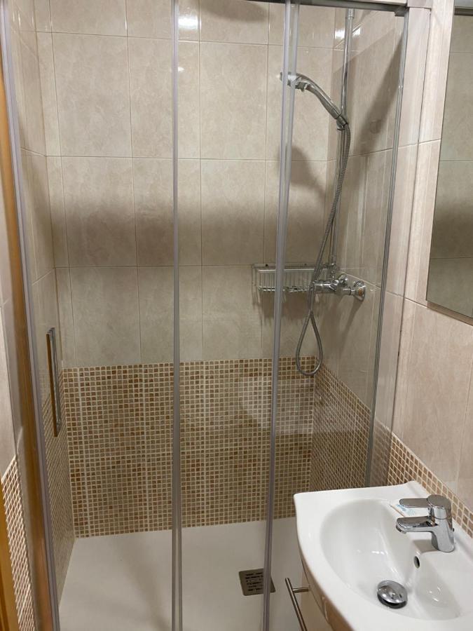 Single Room In My Apartment At The Beach Валенсия Екстериор снимка
