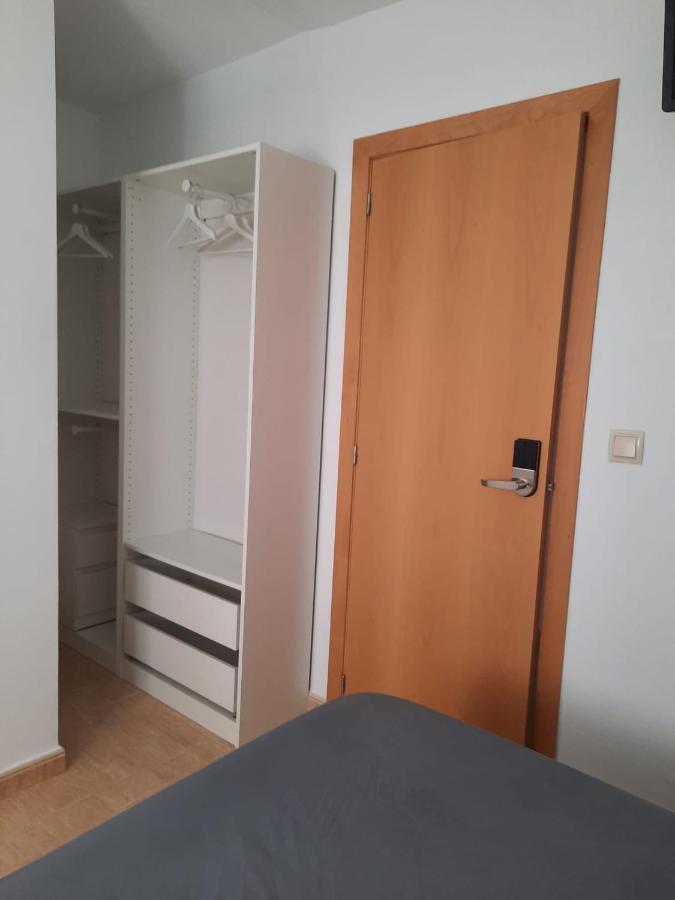 Single Room In My Apartment At The Beach Валенсия Екстериор снимка